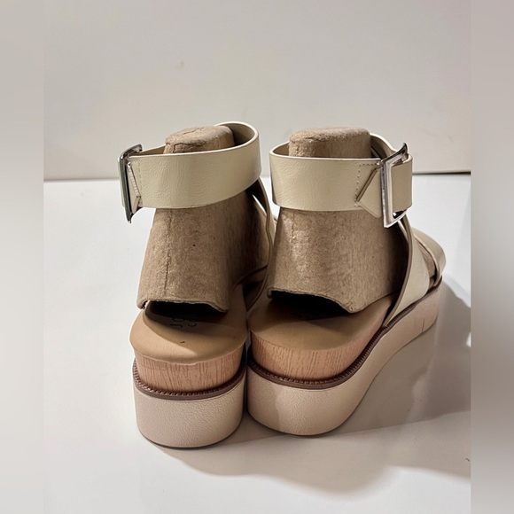 JOURNEE COLLECTION Cream ankle strap platform sandals size 7. - Picture 5 of 10